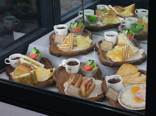 喫茶ドニエの店外ショーケース