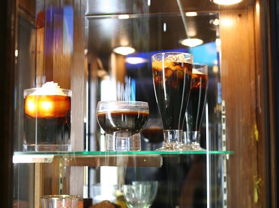 喫茶ドニエの店外のショーケース