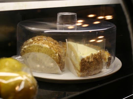 喫茶ドニエのケーキ場のショーケース